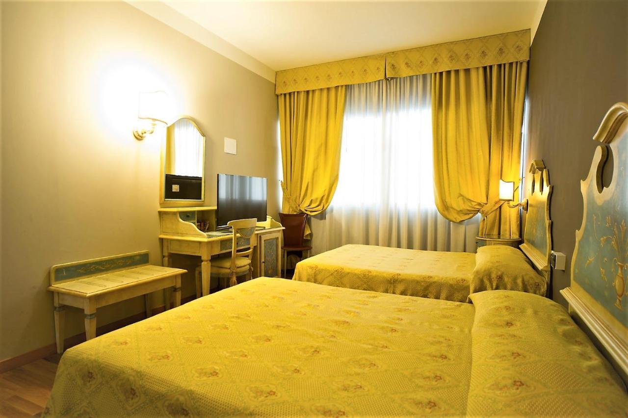 Aaron Hotel